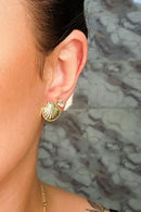 Brinco De Concha Banhado Em Ouro 18k Cor:dourado