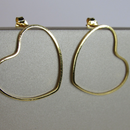 Brinco Médio Com Coração Vazado Horizontal Banhado Em Ouro 18k Cor: Dourado