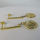 Brinco Médio De Fio Trabalhado E Flor Vazada Banhado Em Ouro 18k Cor:dourado