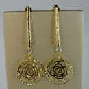 Brinco Médio De Fio Trabalhado E Flor Vazada Banhado Em Ouro 18k Cor:dourado