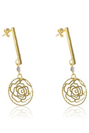 Brinco Médio De Fio Trabalhado E Flor Vazada Banhado Em Ouro 18k Cor:dourado