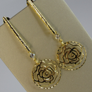 Brinco Médio De Fio Trabalhado E Flor Vazada Banhado Em Ouro 18k Cor:dourado