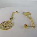 Brinco Médio De Fio Trabalhado E Flor Vazada Banhado Em Ouro 18k Cor:dourado