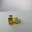 Brinco Argola Trabalhada Vazada Com 4 Zircônias Banhado Em Ouro 18k Cor:dourado