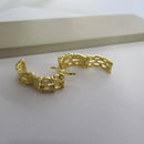 Brinco Argola Trabalhada Vazada Com 4 Zircônias Banhado Em Ouro 18k Cor:dourado