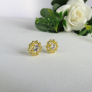 Brinco Formato Flor Com Mini Zircônias Banhado Em Ouro 18k Cor:dourado
