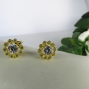 Brinco Formato Flor Com Mini Zircônias Banhado Em Ouro 18k Cor:dourado