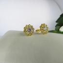 Brinco Formato Flor Com Mini Zircônias Banhado Em Ouro 18k Cor:dourado
