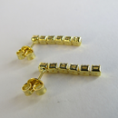 Brinco Pequeno Fio Com Cinco Zircônia Banhado Em Ouro 18k Cor:dourado