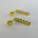 Brinco Pequeno Fio Com Cinco Zircônia Banhado Em Ouro 18k Cor:dourado