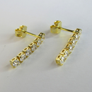 Brinco Pequeno Fio Com Cinco Zircônia Banhado Em Ouro 18k Cor:dourado