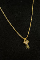 Colar Com Pingente Pequeno De Chave Banhado Em Ouro 18k Cor:dourado