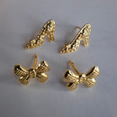 Duo De Sapatinho E Laço Banhado Em Ouro 18k Cor: Dourado