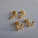 Duo De Sapatinho E Laço Banhado Em Ouro 18k Cor: Dourado