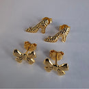 Duo De Sapatinho E Laço Banhado Em Ouro 18k Cor: Dourado