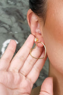 Brinco Médio Com Coração Vazado Horizontal Banhado Em Ouro 18k Cor: Dourado