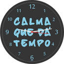 Relógio De Parede Redondo Calma Que Dá Tempo 26cm - Preto