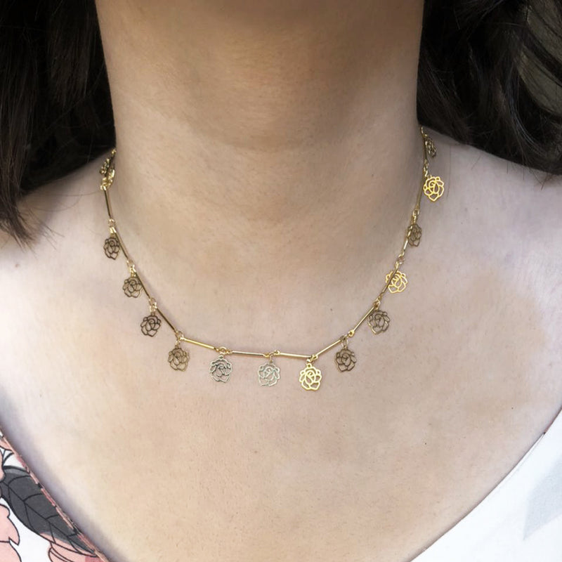 Colar Com Corrente Com Mini Flores Folheado Em Ouro 18k