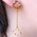 Brinco De Fio Com Flor Vazada Folheado Em Ouro 18k